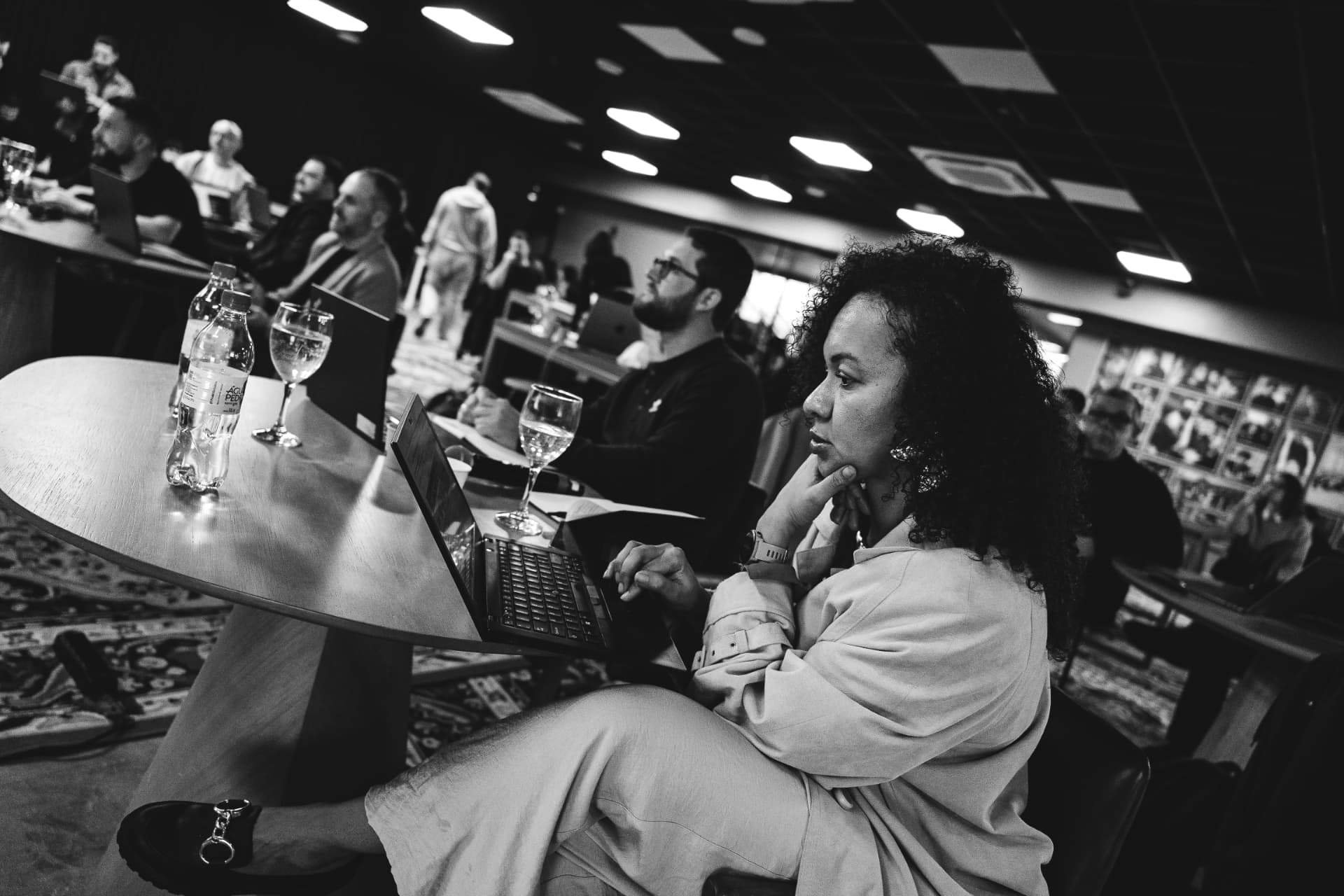 Participante acompanhando a apresentação com notebook em mãos