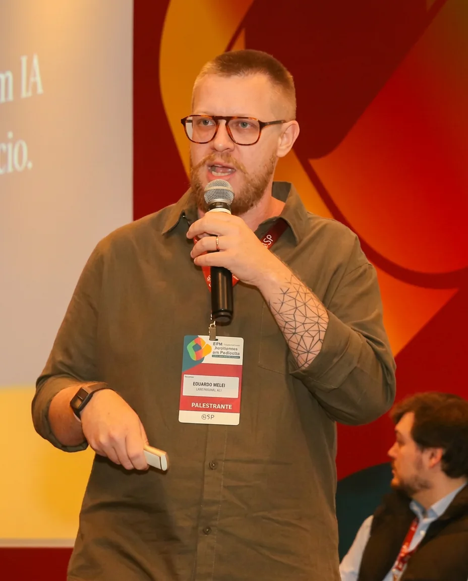 Eduardo Seelig conduzindo uma palestra com um microfone